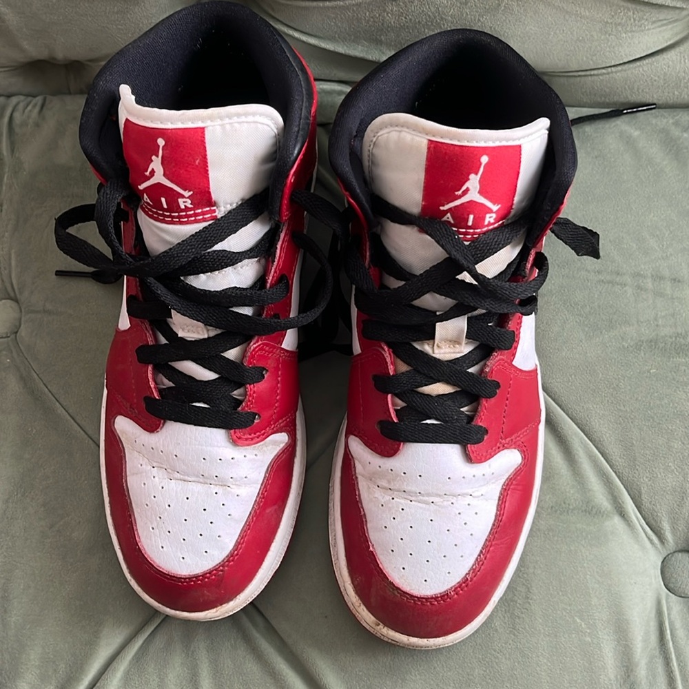 Jordan 1 Mid Chicago Red White Black Boys 5.5